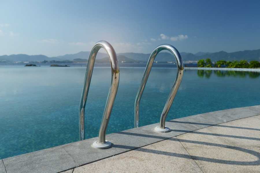 Δεν υπάρχει κυρίως μετακίνηση αυτοκινήτων πάνω από την πισίνα στον κήπο.