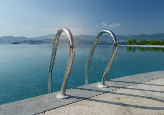 Δεν υπάρχει κυρίως μετακίνηση αυτοκινήτων πάνω από την πισίνα στον κήπο.
