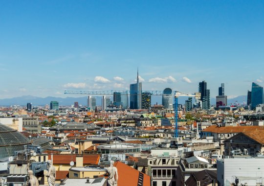Αγορά νέων κατασκευών στην Ιταλία: οι τιμές ανέβηκαν κατά 4,9% το πρώτο εξάμηνο του 2026. Οι πωλήσεις νέων κατοικιών εμφάνισαν εξαιρετική δυναμική το πρώτο τρίμηνο (+8,6% σε όλη την Ιταλία). Το Μιλάνο και η Ρώμη επιβεβαίωσαν την ιδιότητά τους ως οι πιο ακριβές πόλεις, ενώ η Μπολόνια κατέγραψε ρεκόρ αύξησης τόσο στις τιμές (+8,4%) όσο και στον όγ.
