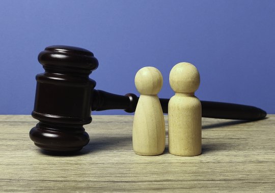 Πώληση διαμερίσματος σε σχέση συνύπαρξης: τα δικαιώματα των μη εγγεγραμμένων συμβιωτών, οι κίνδυνοι και οι νομικές αντιδιαστάσεις.