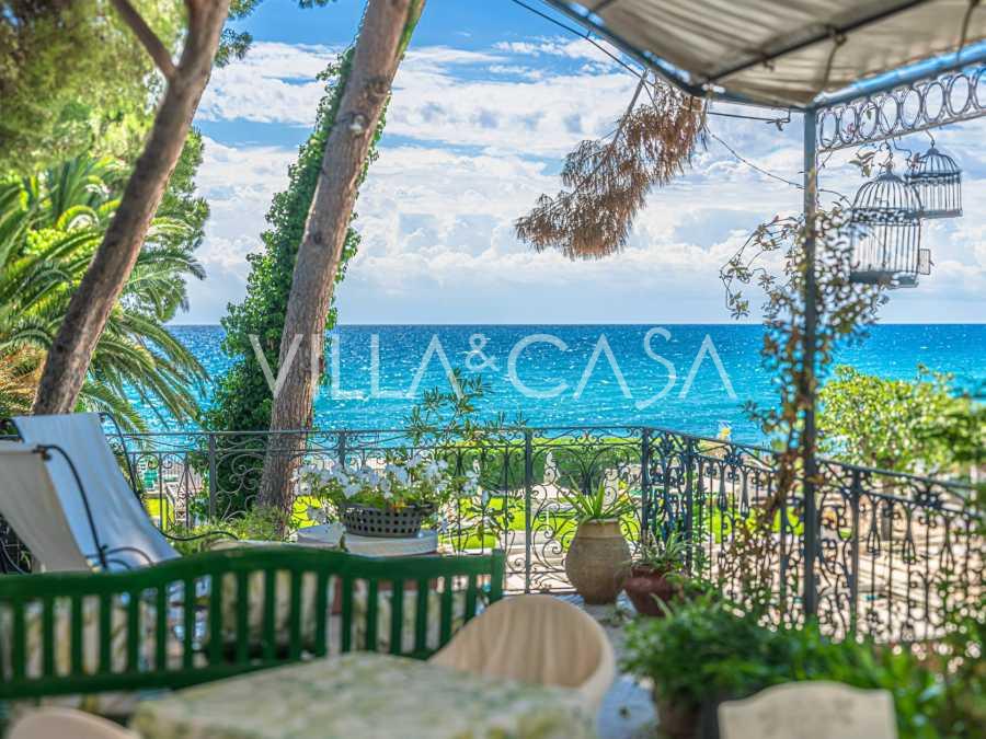 Πολυτελής βίλα με πρόσβαση στην παραλία στο Ντιάνο Μαρίνα.