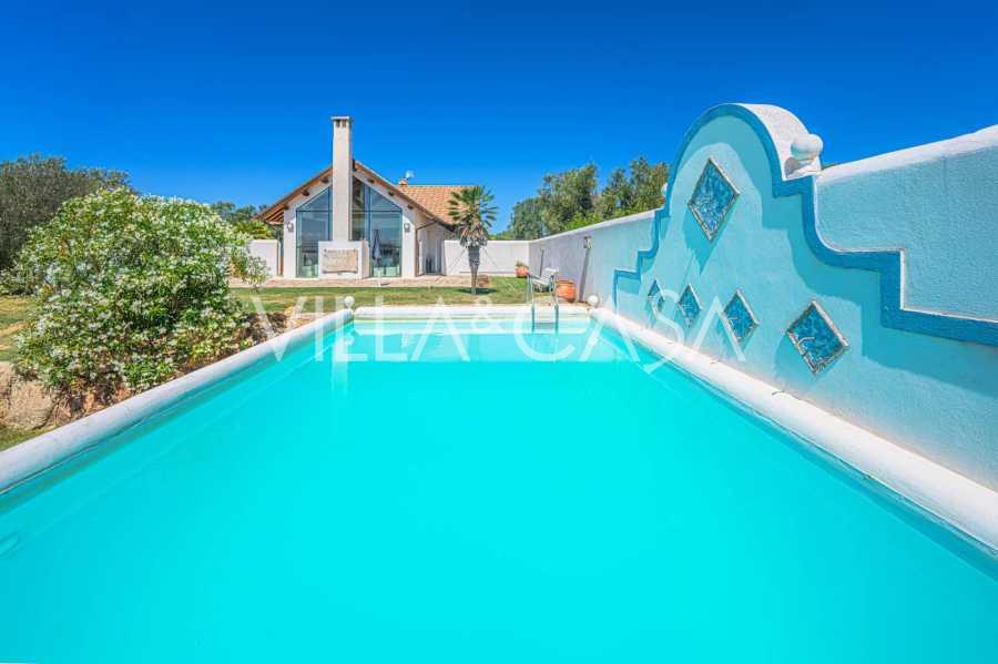 Βίλα με πισίνα σε μοντέρνο στυλ στα σύνορα του Λάτσιο και της Τοσκάνης.