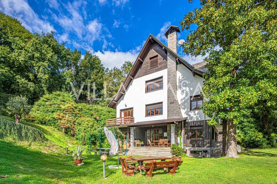 Πωλείται πολυτελής βίλα στην Αρόνα, λίμνη Ματζόρε.