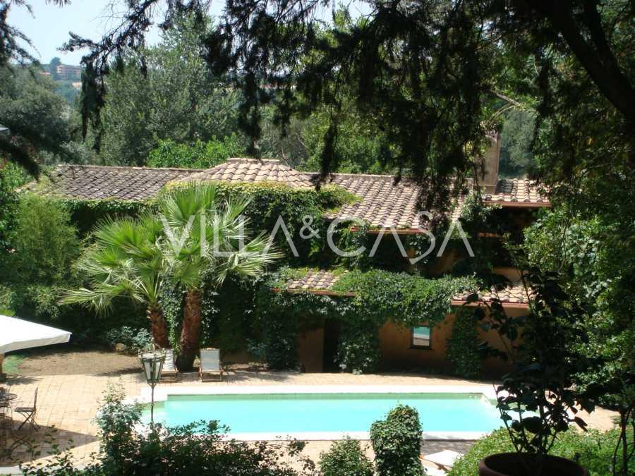 Ιστορική βίλα προς ενοικίαση σε μια περίοπτη κατοικία στη Ρώμη.