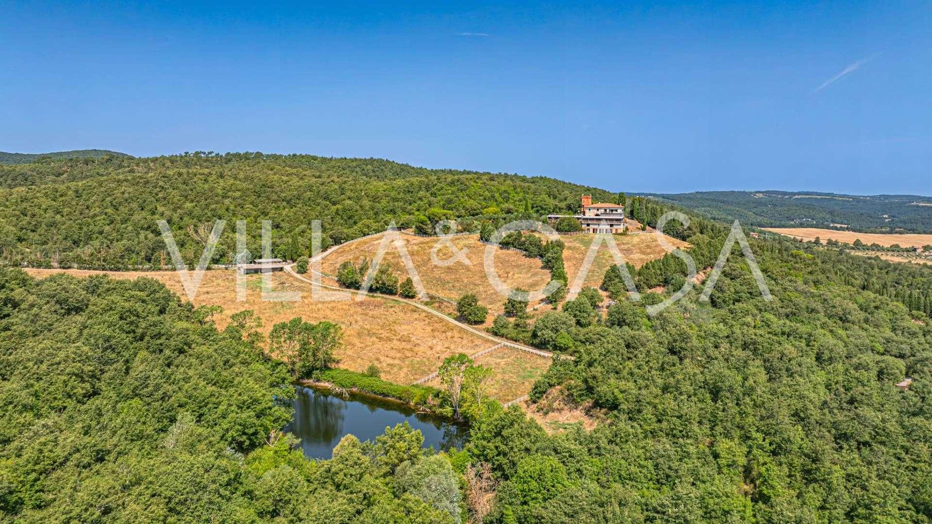 Πωλείται κάστρο με ιππικό συγκρότημα και κτήμα στην Τοσκάνη