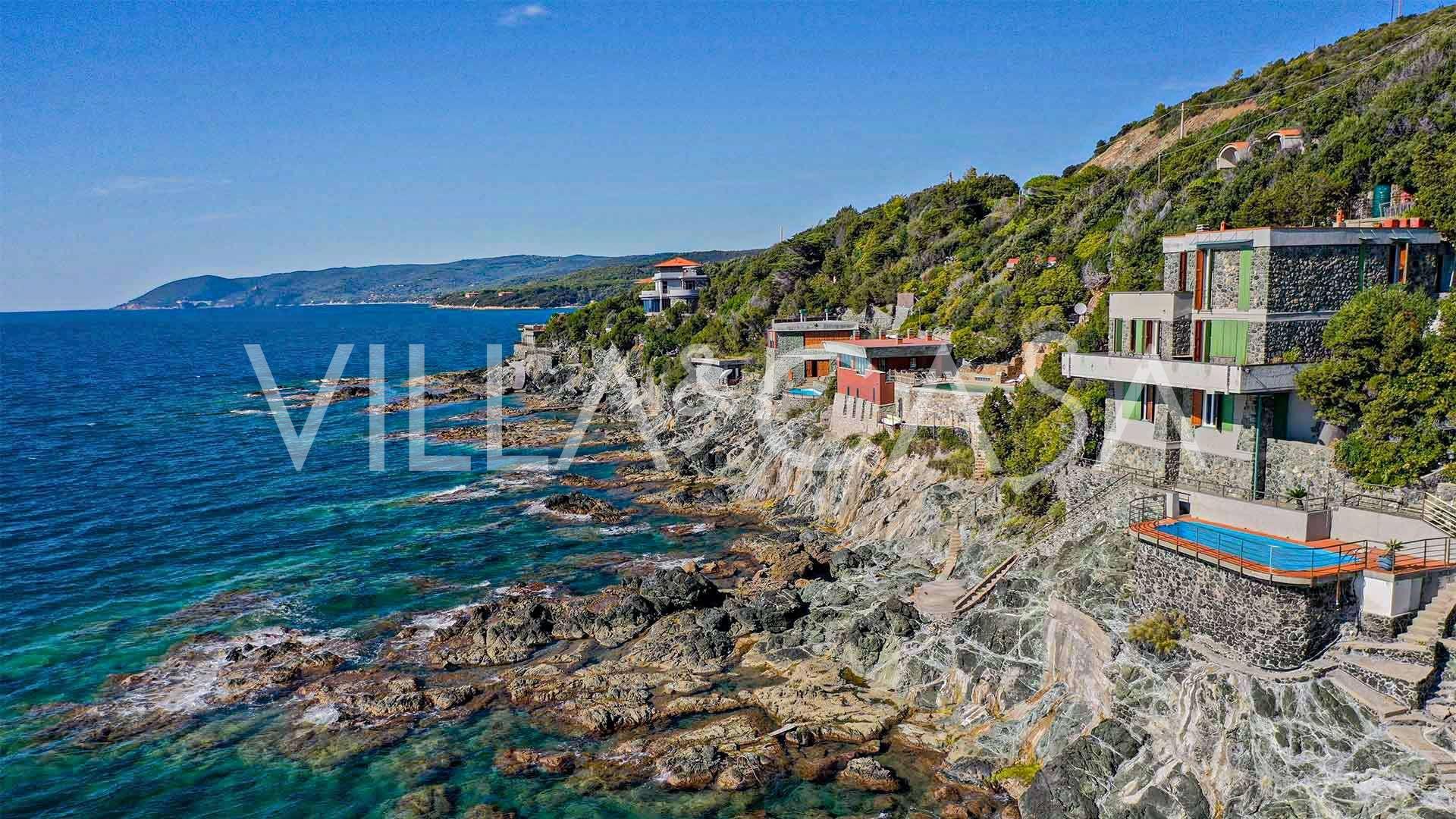 Περίφημη βίλα με πισίνα στην παραλία του Καστιλιόντσελλο προς πώληση