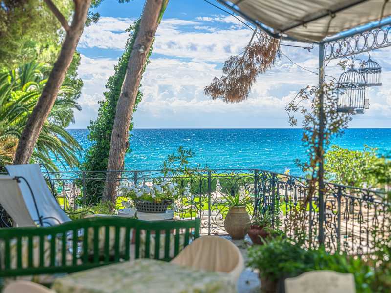 Πολυτελής βίλα με πρόσβαση στην παραλία στο Ντιάνο Μαρίνα.