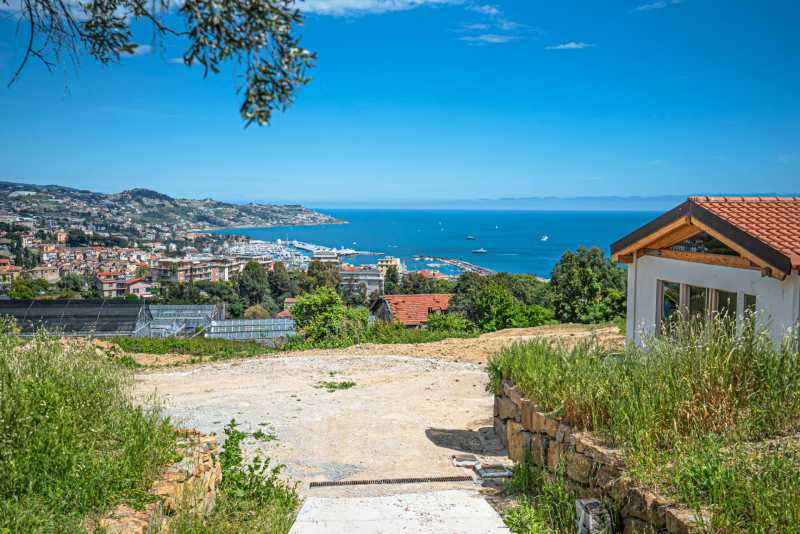 Ο οίκος στο Σανρέμο, οικοδομείται.