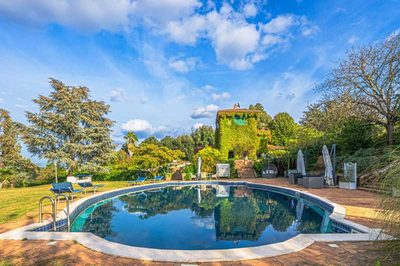 Πωλείται βίλα κοντά στη Ρώμη.