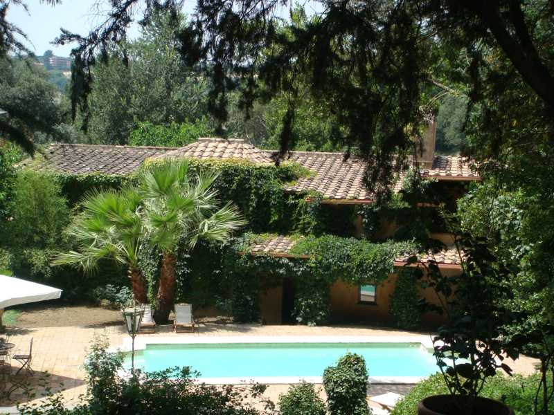 Ιστορική βίλα προς ενοικίαση σε μια περίοπτη κατοικία στη Ρώμη.