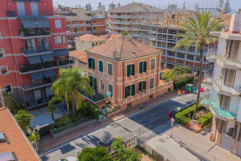 Βίλα στο κέντρο της Μπορντιγέρα προς πώληση