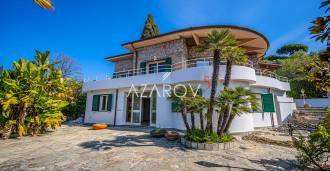 Βίλα στη Μπορντιγκέρα με θέα στο Μονακό και τη θάλασσα.