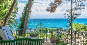 Πολυτελής βίλα με πρόσβαση στην παραλία στο Ντιάνο Μαρίνα.