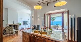 Ιστορική αποκλειστική βίλα δίπλα στη θάλασσα στη Σάντα Μαρινέλλα, Ρώμη.